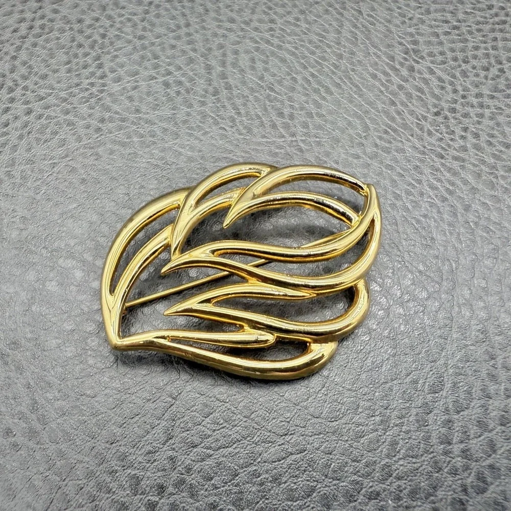 Vintage Monet Brooch Gold Tone Leaf Pin Openwork Abstract Costume Jewelry 2.5